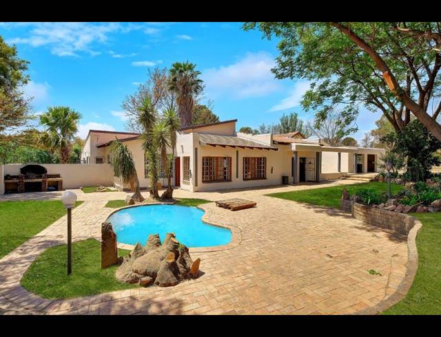 3 BEDROOM EQUESTRIAN PROPERTY TO LET IN CHARTWELL